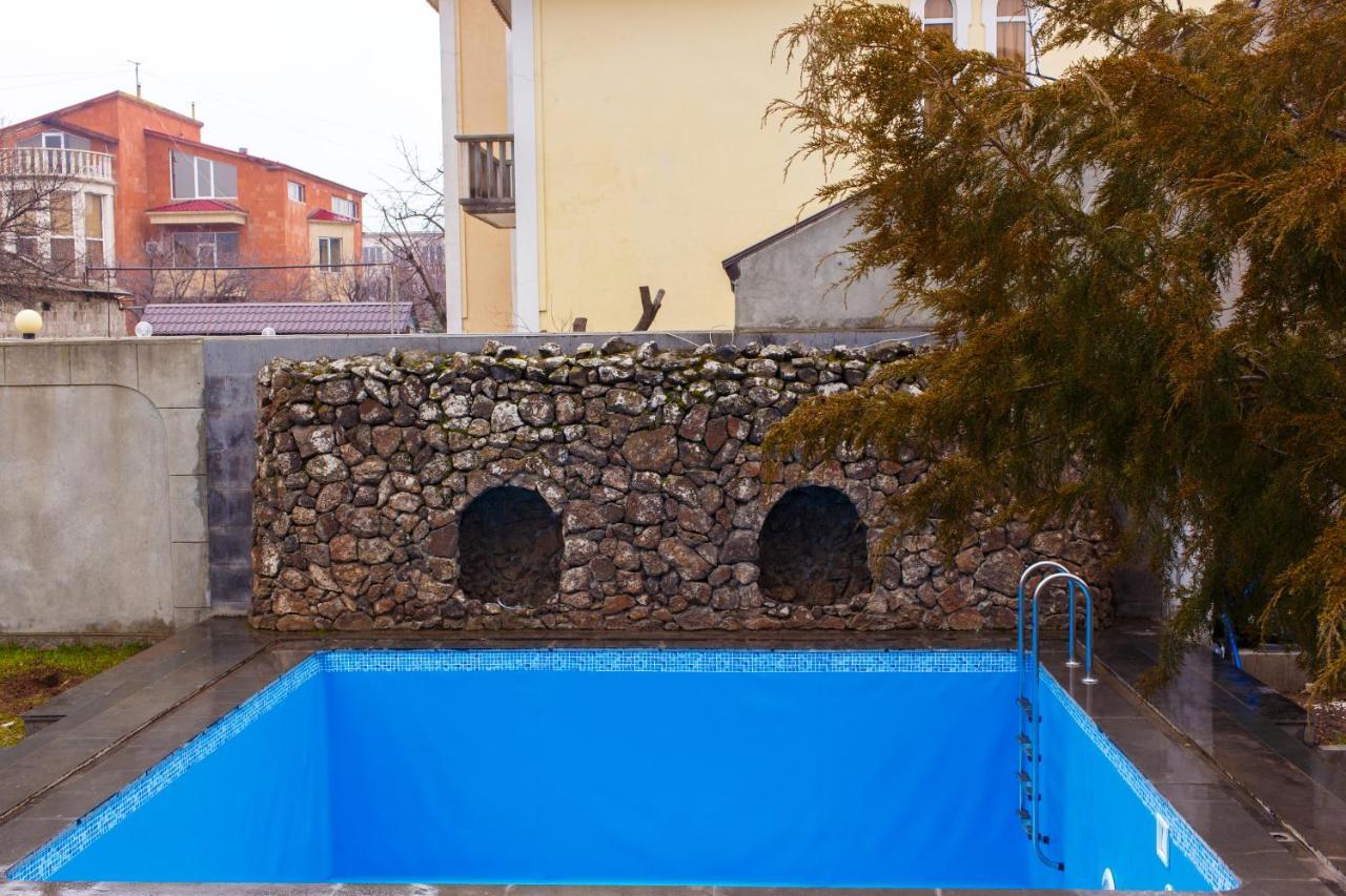 Red Castle Hotel Yerevan Bagian luar foto